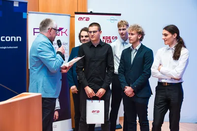 Cenu společnosti ERA předával marketingový manažer Milan Starý 5tičlennému týmu za projekt Bioakustická IT platforma.